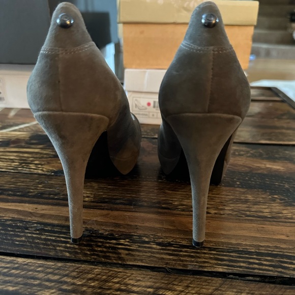 Guess brand olive suede platform pumps size 9 - Picture 2 of 4